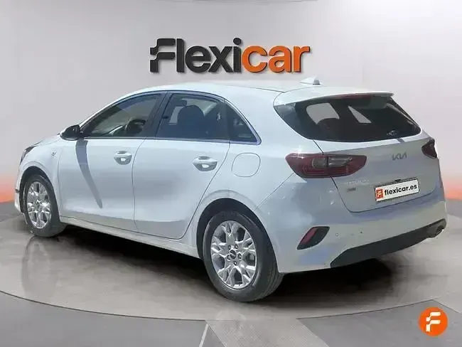 Usado Kia Ceed 136 CV (100 kW) 2023 Blanco Utilitario