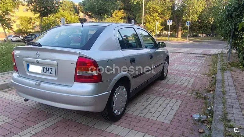 Usado Opel Astra Edition 100 CV (73 kW) 2003 Gris / plata Berlina