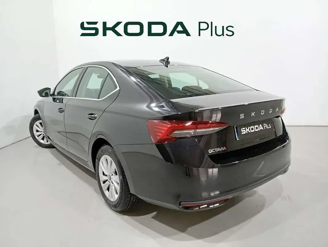 Usado Skoda Octavia Selection 150 CV (110 kW) 2025 Negro Utilitario
