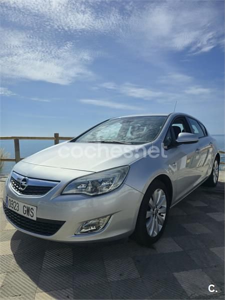 Gris / plata Usado 2010 Opel Astra Enjoy Berlina | 5980 € (Buen precio) - Imagen 1/4