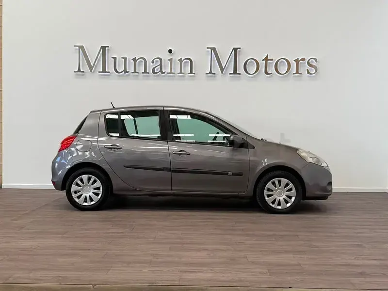 Usado Renault Clio II 85 CV (62 kW) 2010 Gris / plata Berlina