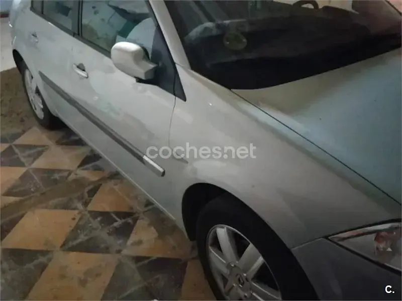 Usado Renault Mégane II Dynamique 98 CV (72 kW) 2004 Gris / plata Berlina