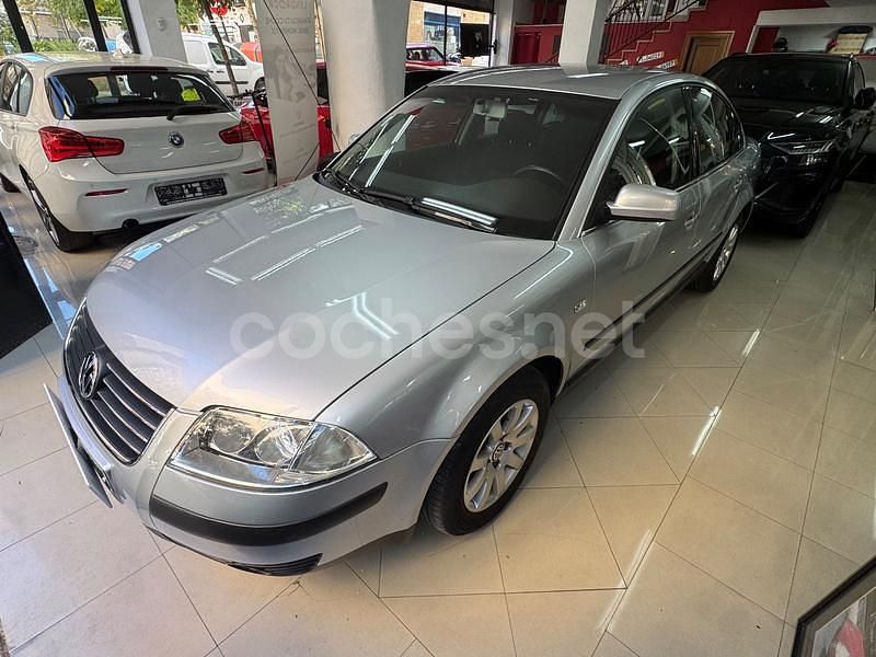 Gris / plata Usado 2003 VW Passat Comfortline Berlina | 2990 € (Buen precio) - Imagen 1/4