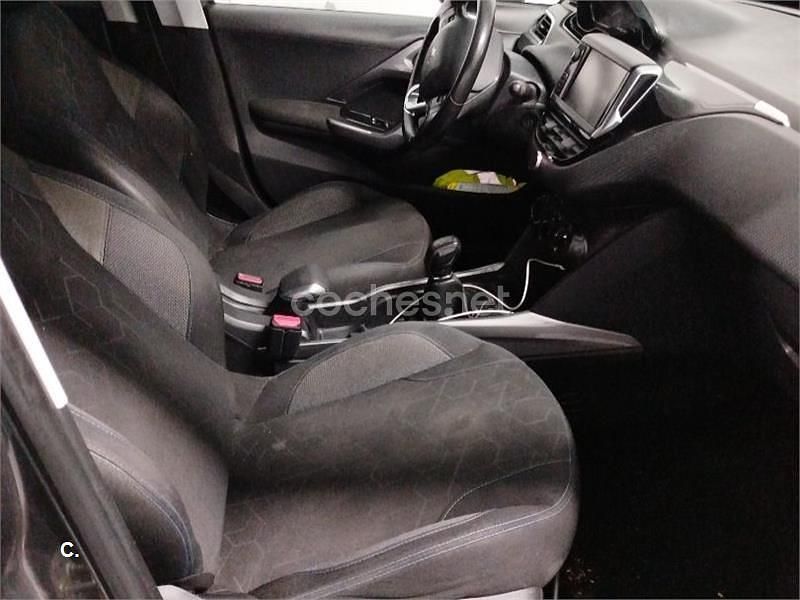 Usado Peugeot 2008 Style 82 CV (60 kW) 2018 Gris / plata SUV