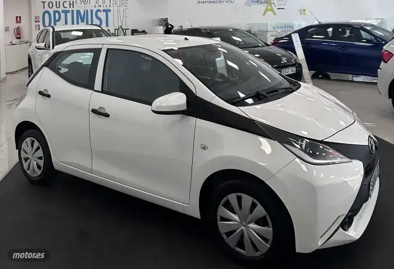 Usado Toyota Aygo X-cite 70 CV (51 kW) 2017 Blanco Utilitario