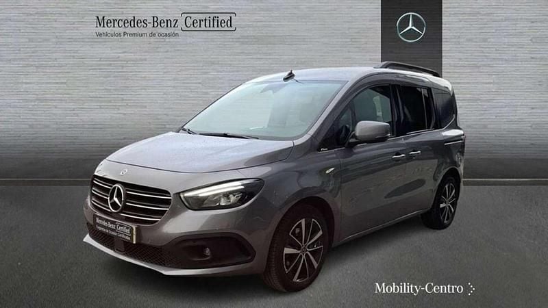 Usado Mercedes 180 Progressive 2023 Gris Berlina