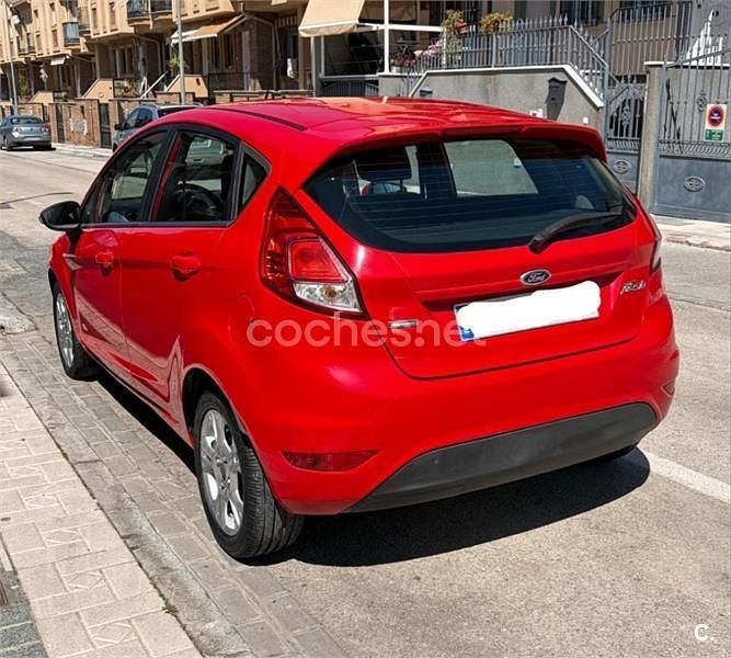 Usado Ford Fiesta Trend 100 CV (73 kW) 2013 Rojo Utilitario