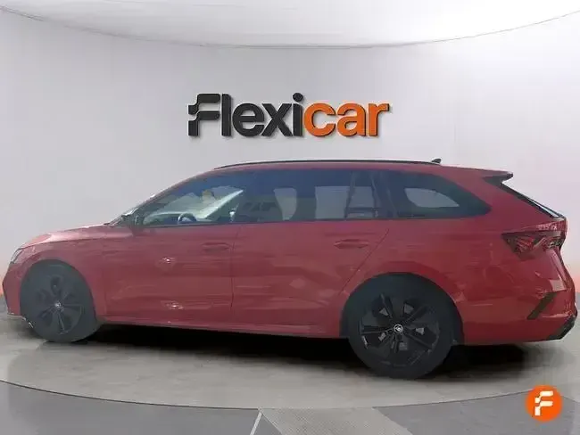 Usado Skoda Octavia RS 245 CV (180 kW) 2024 Rojo Familiar