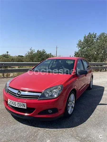 Usado Opel Astra Cosmo 150 CV (110 kW) 2005 Rojo Berlina