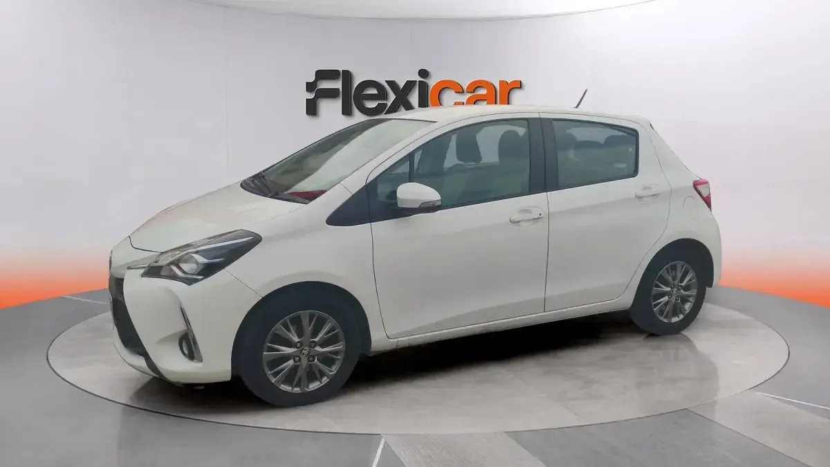 Usado Toyota Yaris Active 69 CV (50 kW) 2019 Beige Berlina