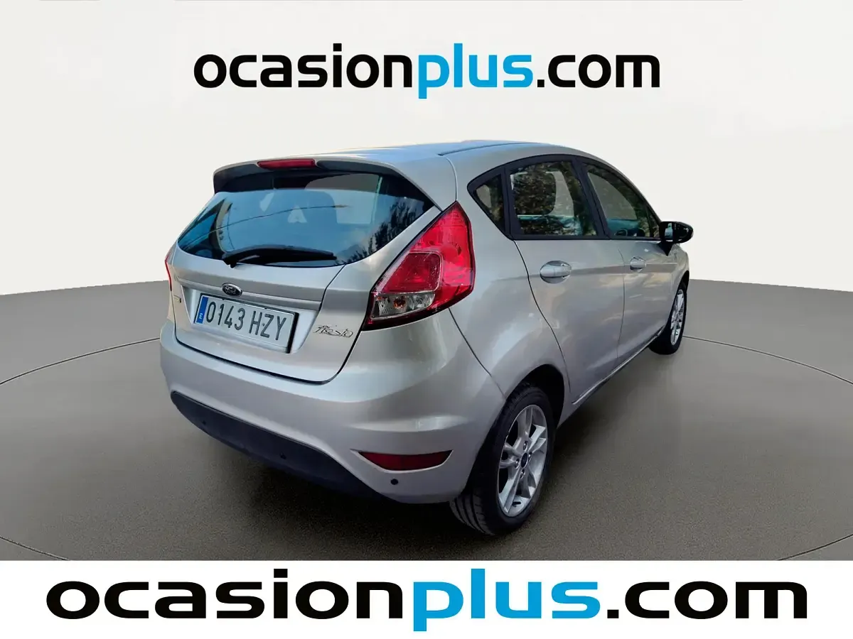 Usado Ford Fiesta Trend 100 CV (73 kW) 2014 Gris plata Utilitario