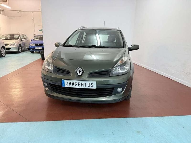 Usado Renault Clio GrandTour Dynamique 86 CV (63 kW) 2009 Verde Familiar