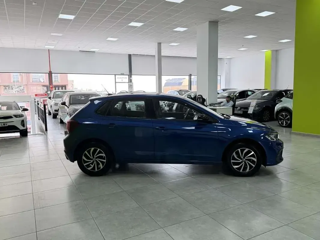 Usado VW Polo Life 95 CV (69 kW) 2022 Azul Utilitario