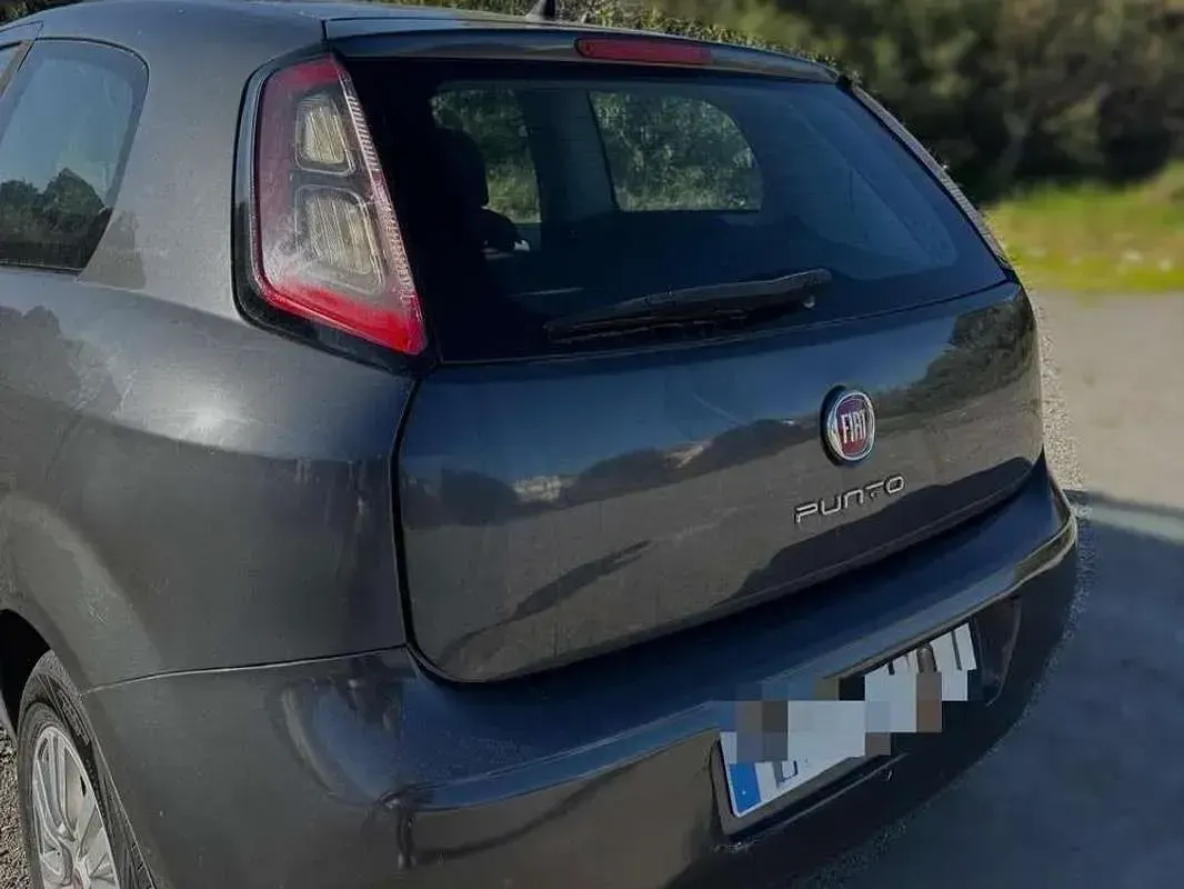 Usado Fiat Punto Young 69 CV (50 kW) 2013 Gris Utilitario