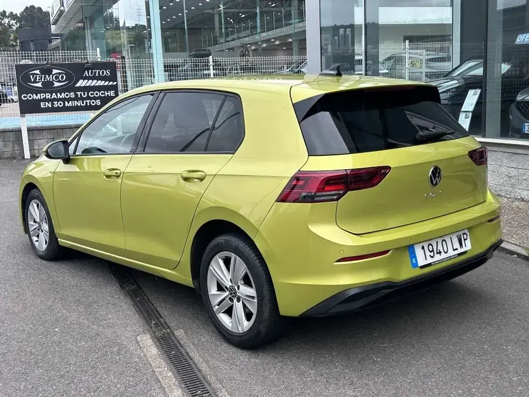 Usado VW Golf VIII Life 116 CV (85 kW) 2022 Amarillo Utilitario