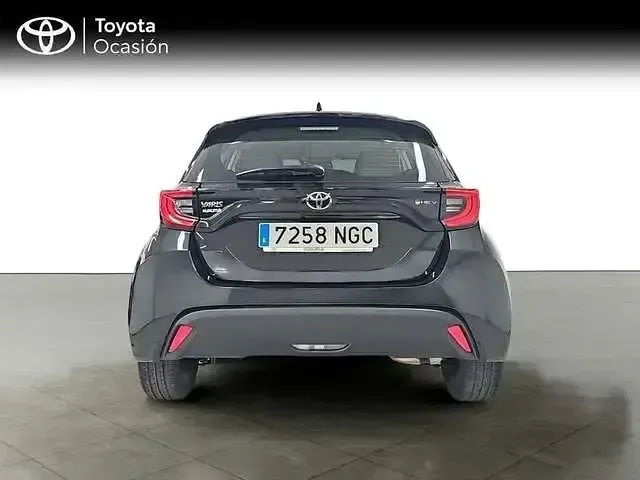 Usado Toyota Yaris Hybrid Active 116 CV (85 kW) 2025 Negro Berlina
