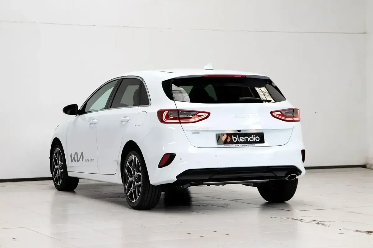Usado Kia Ceed 160 CV (117 kW) 2024 Blanco Utilitario