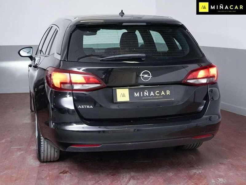 Usado Opel Astra Elegance 131 CV (96 kW) 2022 Negro Utilitario