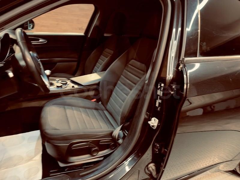 Usado Alfa Romeo Giulia 136 CV (100 kW) 2019 Negro Berlina