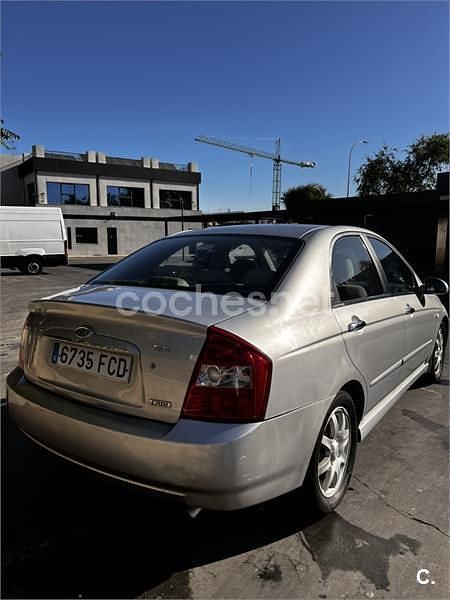 Gris / plata Usado 2006 Kia Cerato EX Berlina | 1800 € (Precio justo) - Imagen 1/4