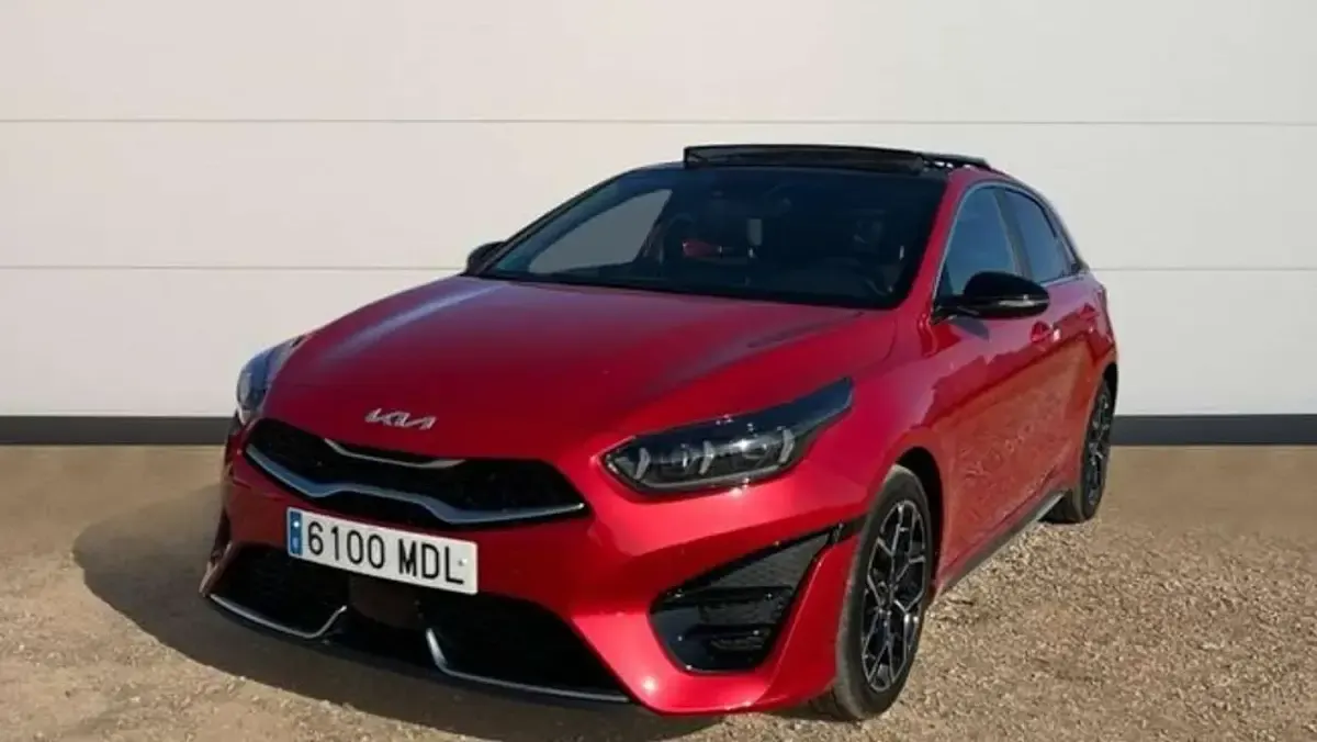 Usado Kia Ceed GT GT-Line 160 CV (117 kW) 2023 Rojo Utilitario