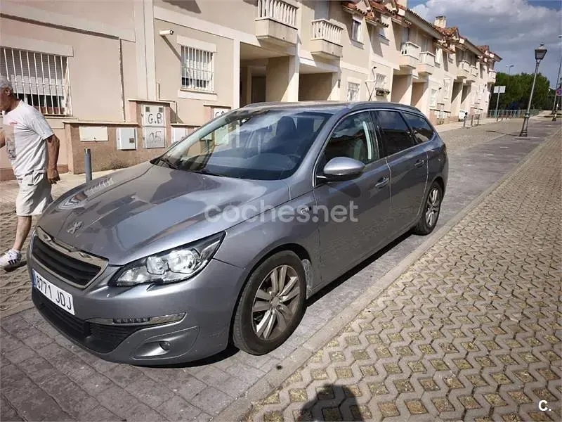 Usado Peugeot 308 SW Style 115 CV (84 kW) 2015 Gris / plata Familiar
