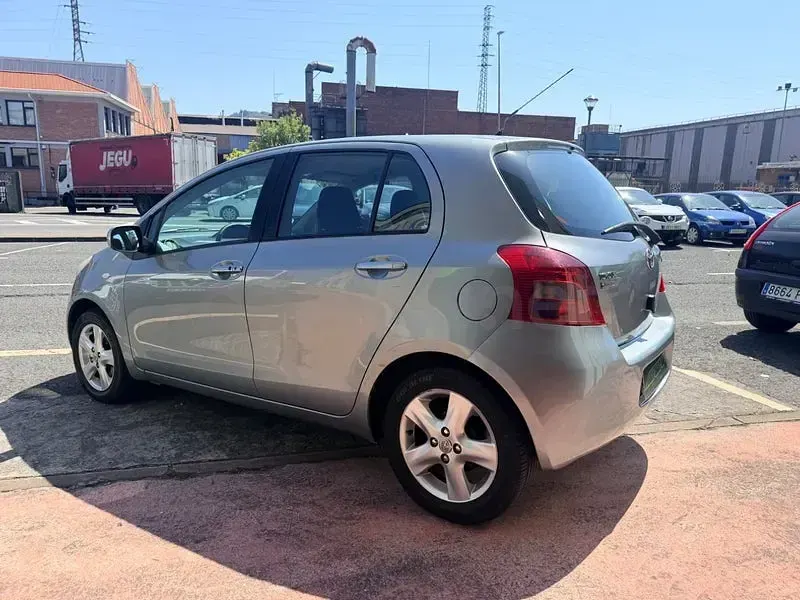 Usado Toyota Yaris Sol 87 CV (63 kW) 2007 Gris / plata Utilitario