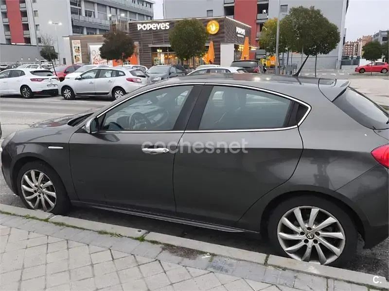 Usado Alfa Romeo Giulietta 170 CV (125 kW) 2011 Gris / plata Utilitario