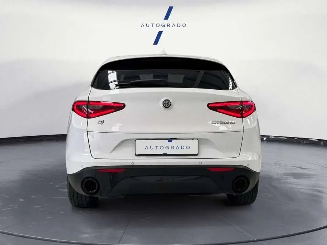 Usado Alfa Romeo Stelvio Sprint 189 CV (139 kW) 2022 Blanco SUV
