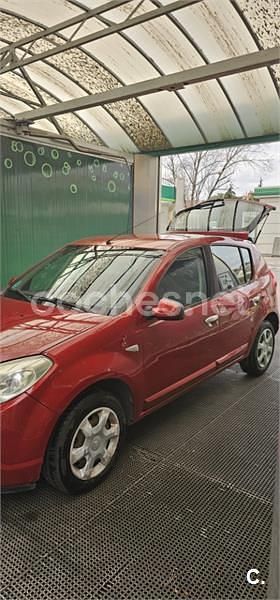 Usado Dacia Sandero Lauréate 75 CV (55 kW) 2010 Rojo Berlina