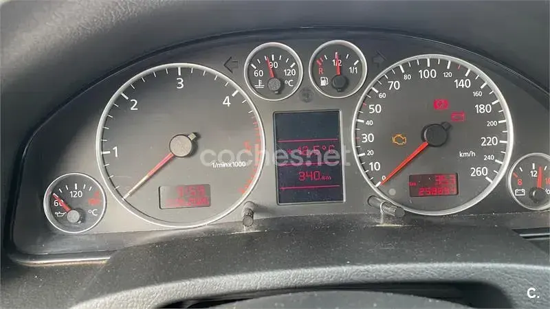 Usado Audi A6 180 CV (132 kW) 2003 Gris / plata Berlina