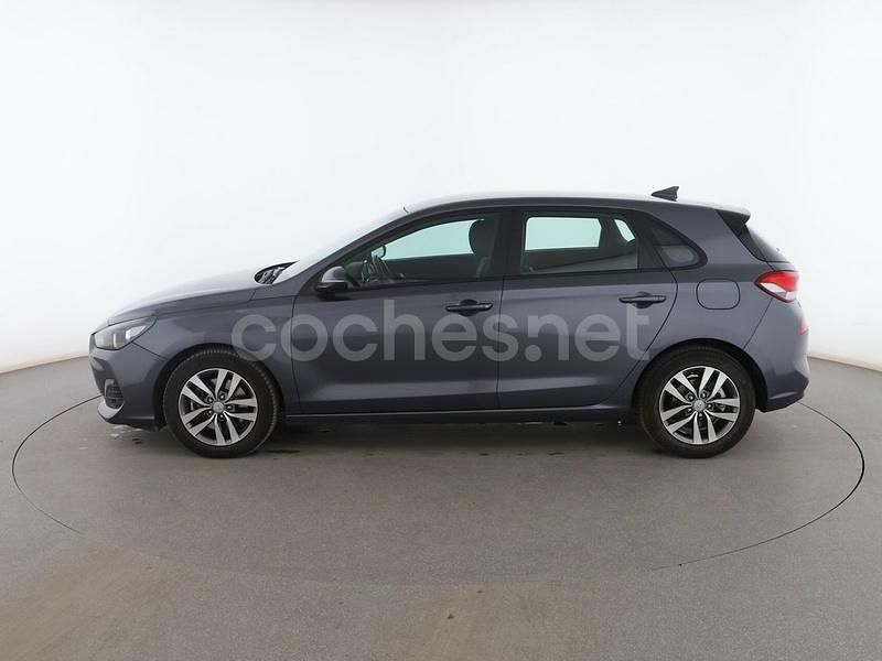 Usado Hyundai i30 120 CV (88 kW) 2019 Gris Berlina