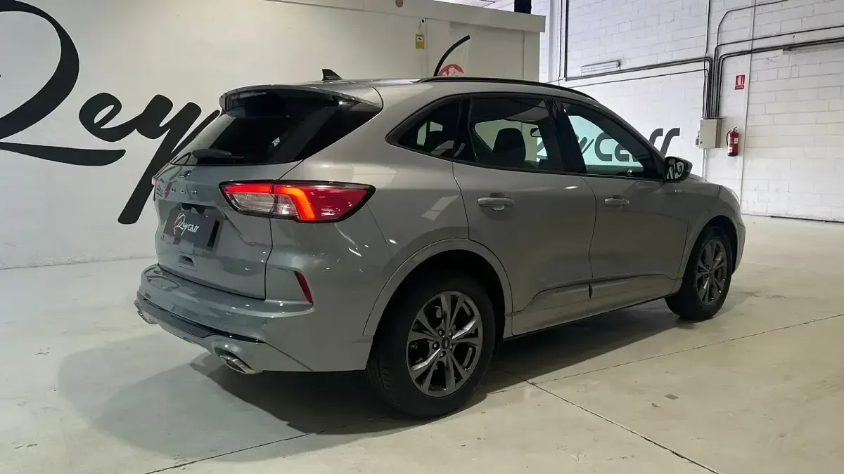 Usado Ford Kuga ST-Line 150 CV (110 kW) 2023 Gris SUV