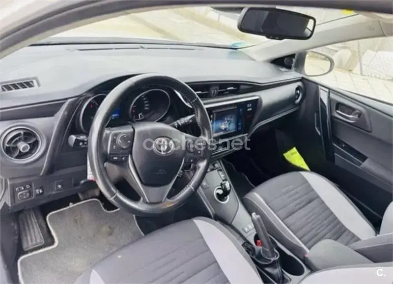 Usado Toyota Auris Hybrid Active 136 CV (100 kW) 2017 Blanco Familiar