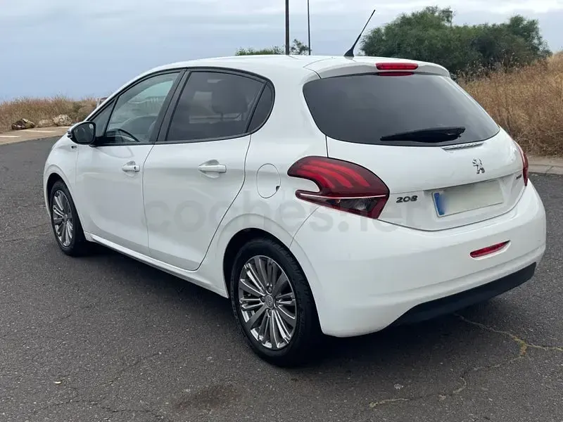 Usado Peugeot 208 Style 82 CV (60 kW) 2017 Blanco Utilitario
