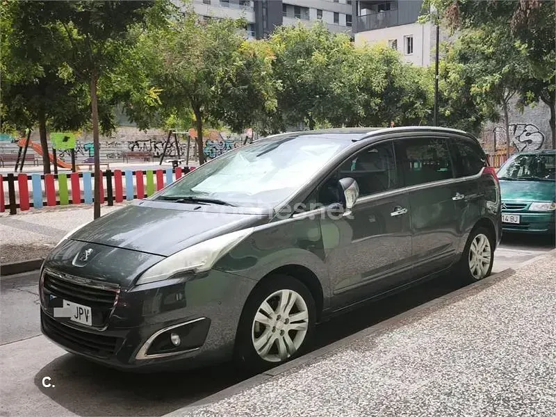 Usado Peugeot 5008 Allure 120 CV (88 kW) 2016 Gris / plata Monovolumen