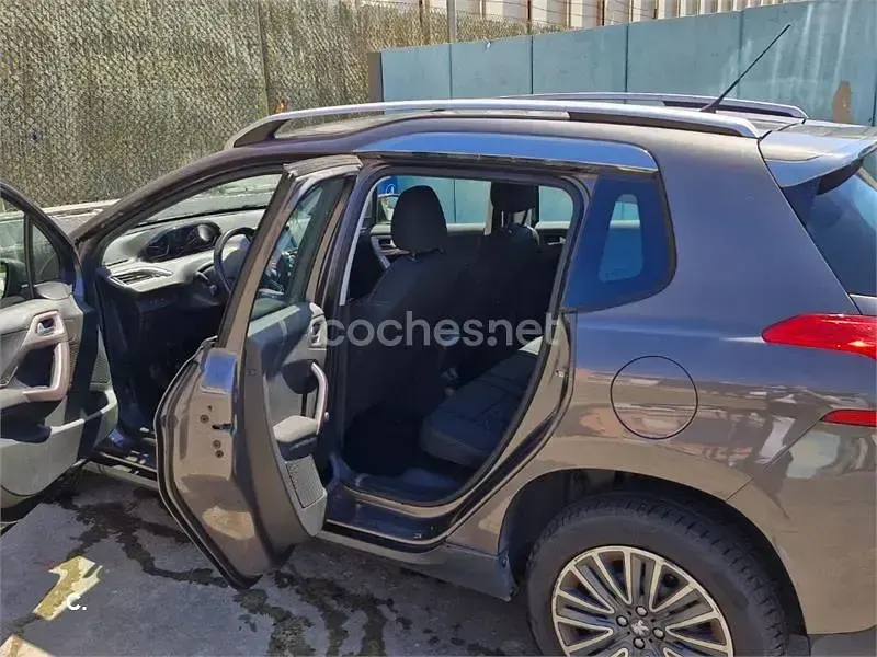 Usado Peugeot 2008 Active 92 CV (67 kW) 2015 Gris / plata SUV