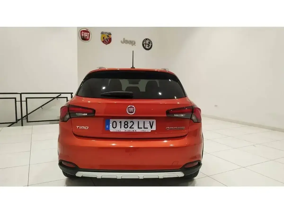 Usado Fiat Tipo Cross 101 CV (74 kW) 2020 Naranja Berlina