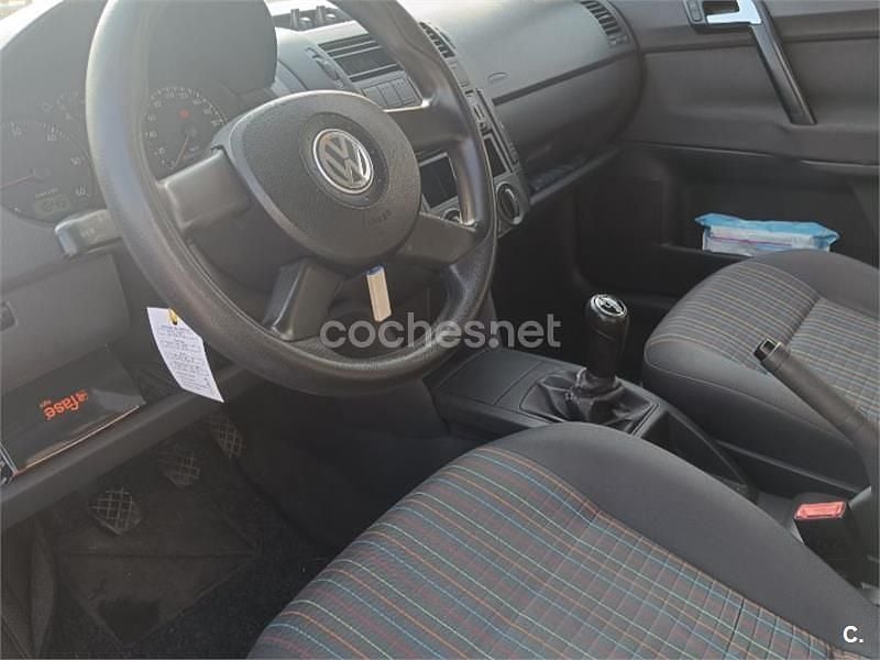 Usado VW Polo Advance 70 CV (51 kW) 2005 Gris / plata Utilitario