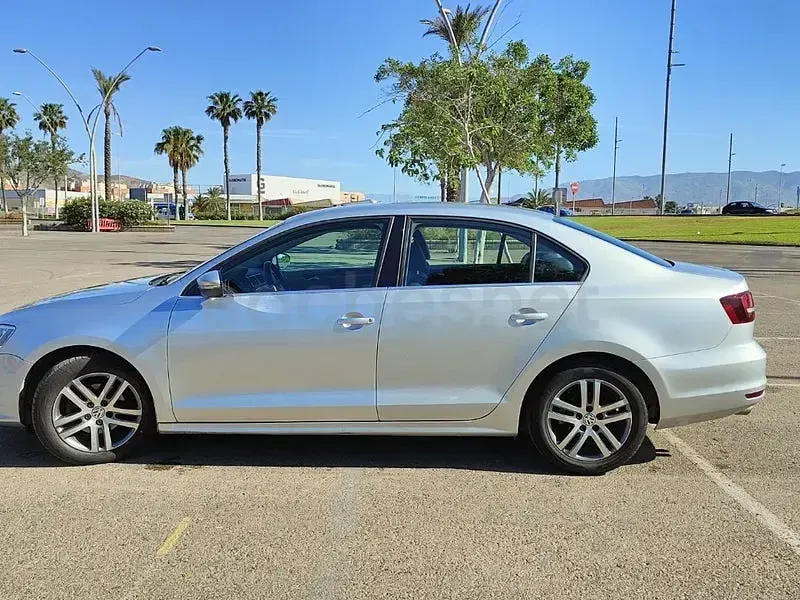 Usado VW Jetta Sportline 150 CV (110 kW) 2015 Gris / plata Berlina