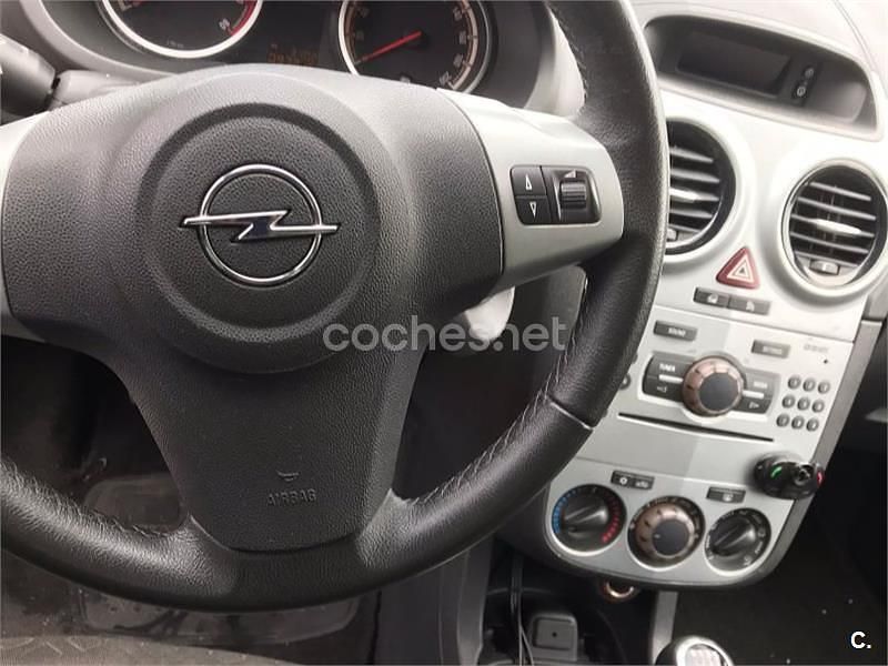 Usado Opel Corsa Essentia 85 CV (62 kW) 2012 Gris / plata Berlina