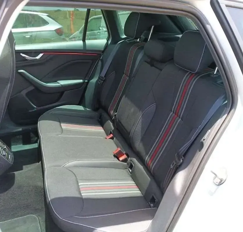 Usado Skoda Kamiq Monte Carlo 116 CV (85 kW) 2026 Plateado SUV