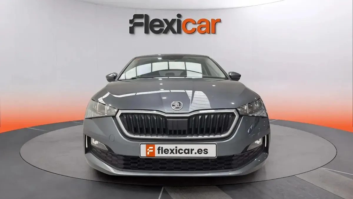 Usado Skoda Scala Ambition 116 CV (85 kW) 2021 Gris Utilitario