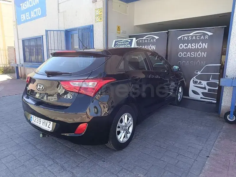 Usado Hyundai i30 100 CV (73 kW) 2014 Negro Berlina