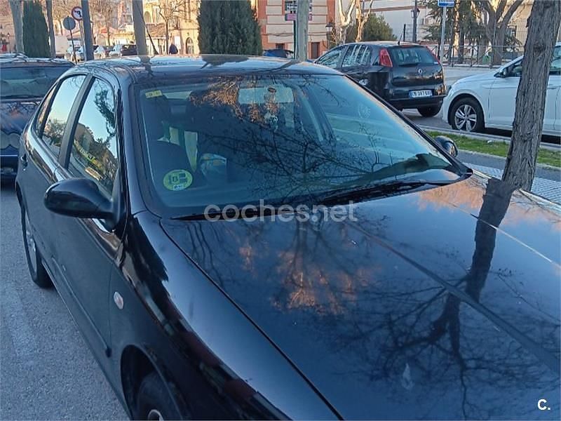 Usado Seat Leon Sport 105 CV (77 kW) 2005 Negro Utilitario