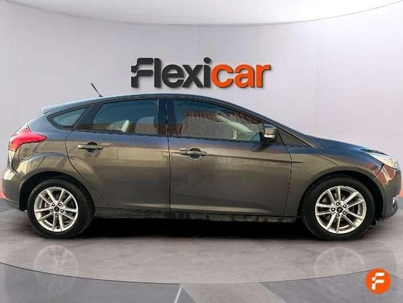 Usado Ford Focus Trend 101 CV (74 kW) 2017 Gris Utilitario