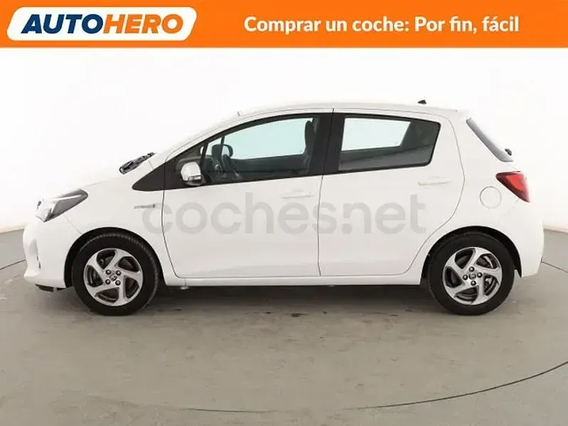 Usado Toyota Yaris Hybrid Active 100 CV (73 kW) 2016 Blanco Berlina