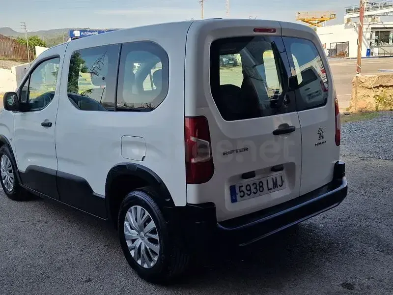 Usado Peugeot Rifter Active 100 CV (73 kW) 2021 Blanco Monovolumen