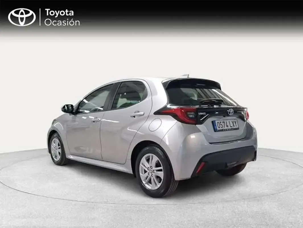 Usado Toyota Yaris Active 116 CV (85 kW) 2022 Plateado Utilitario
