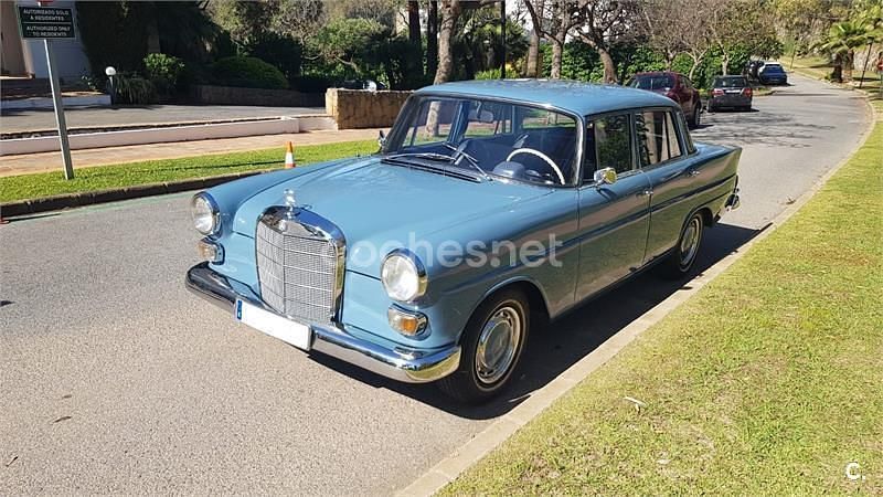 Usado Mercedes E200 75 CV (55 kW) 1985 Azul Familiar